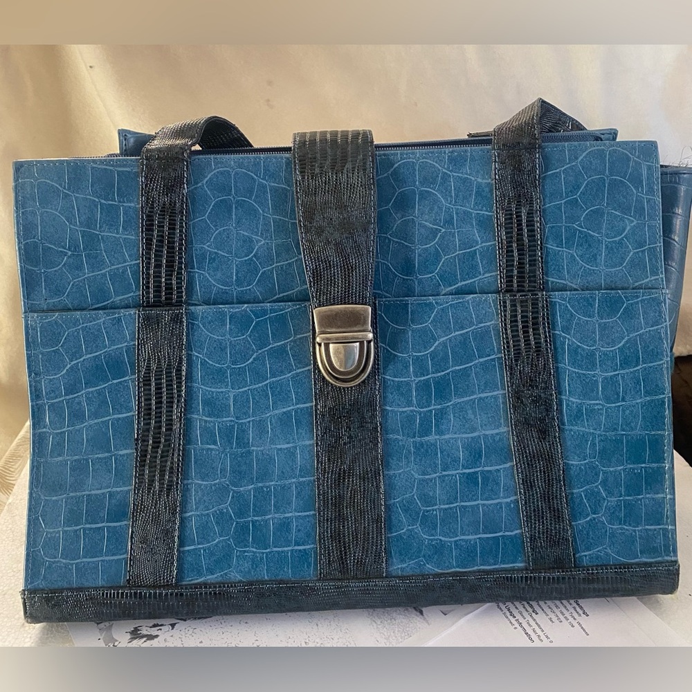 Stylish Blue Crocodile Pattern Dog Carrier Hang in Shoulder Bag .